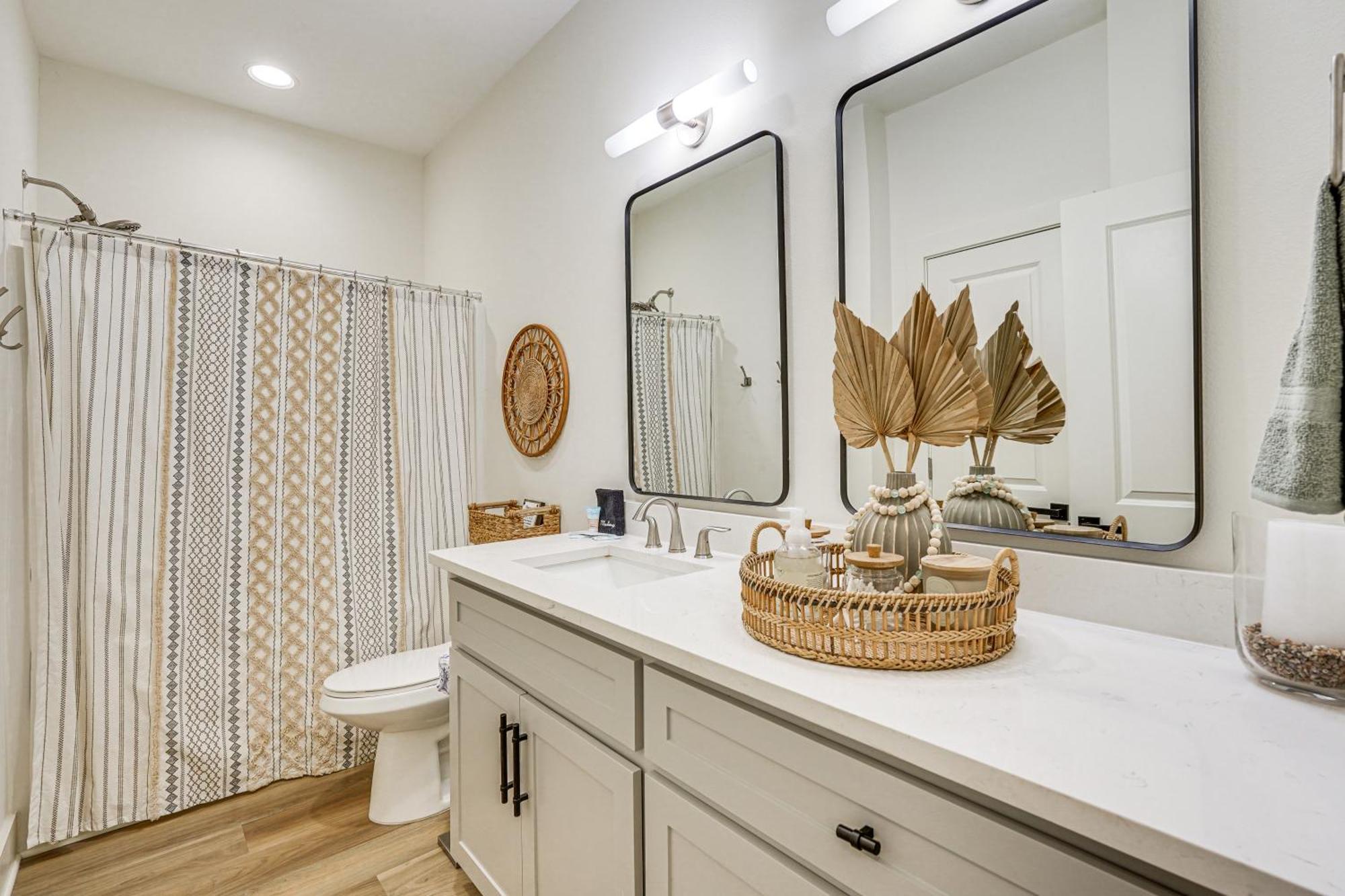 Chic Panama Home, Walk To Laguna Beach! Holiday home *